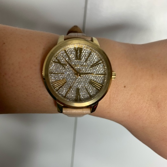 Michael Kors watch with pink band - Picture 4 of 4